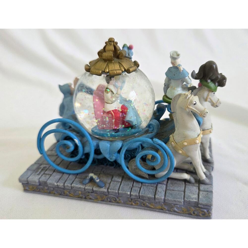 Vtg 2001 Walt Disney Snowglobe, Cinderella & Prince on horse drawn Carriage. - Picture 4 of 8